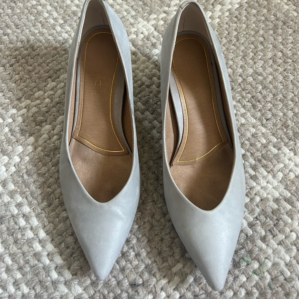 Vionic Josie gray kitten heels
